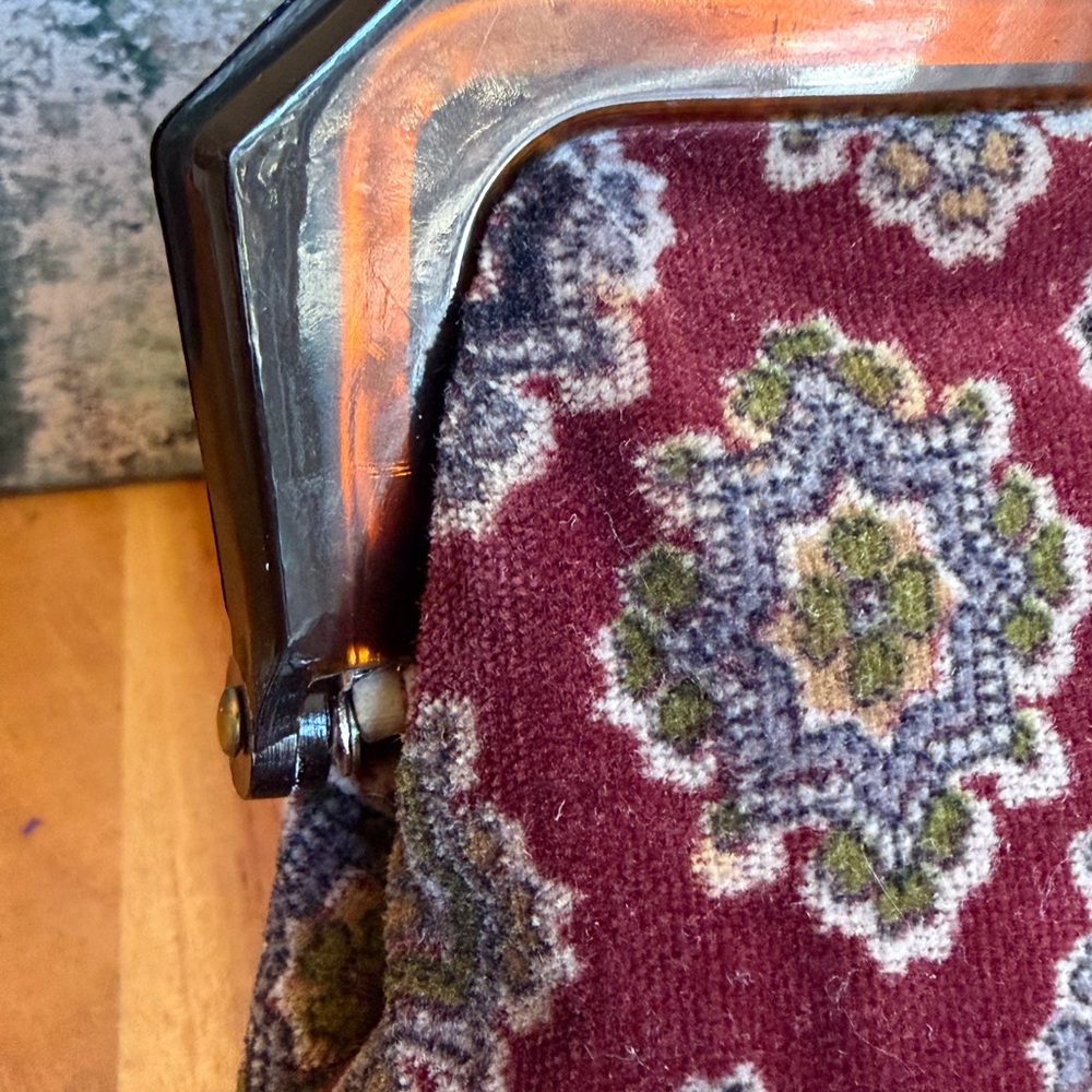 Vintage Floral Tapestry Italian Coin Purse w/Kiss-Lock Clasp - Picture 5 of 10